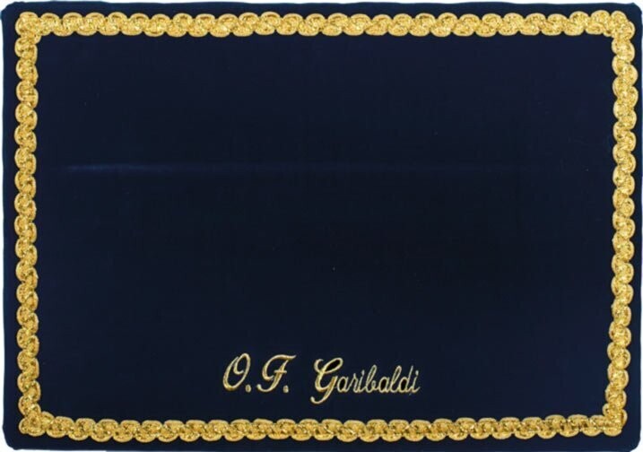 Crown rest with rigid core, covered in blue velvet