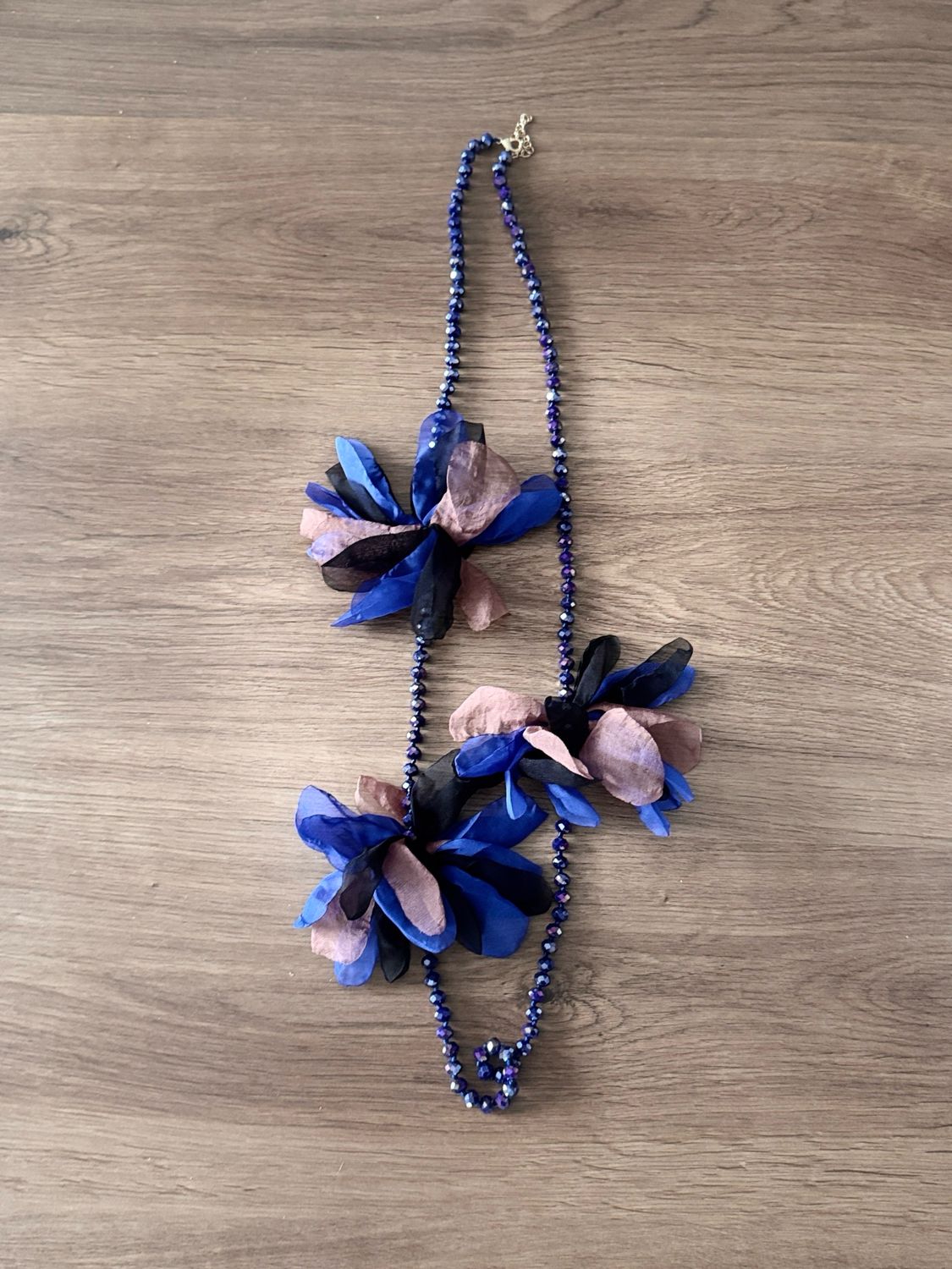 Collar azul flores