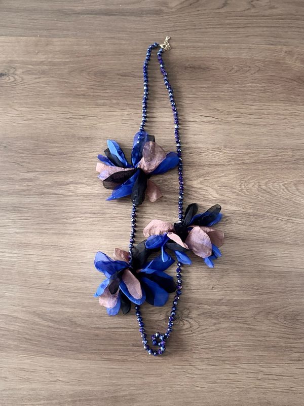 Collar azul flores