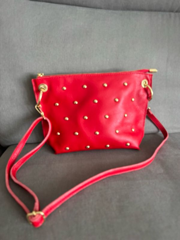 Bolso tachuelas rojo