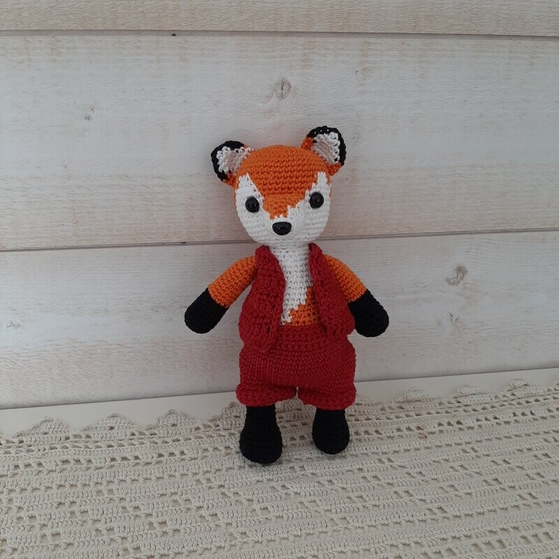 Renard en costume: roux et blanc