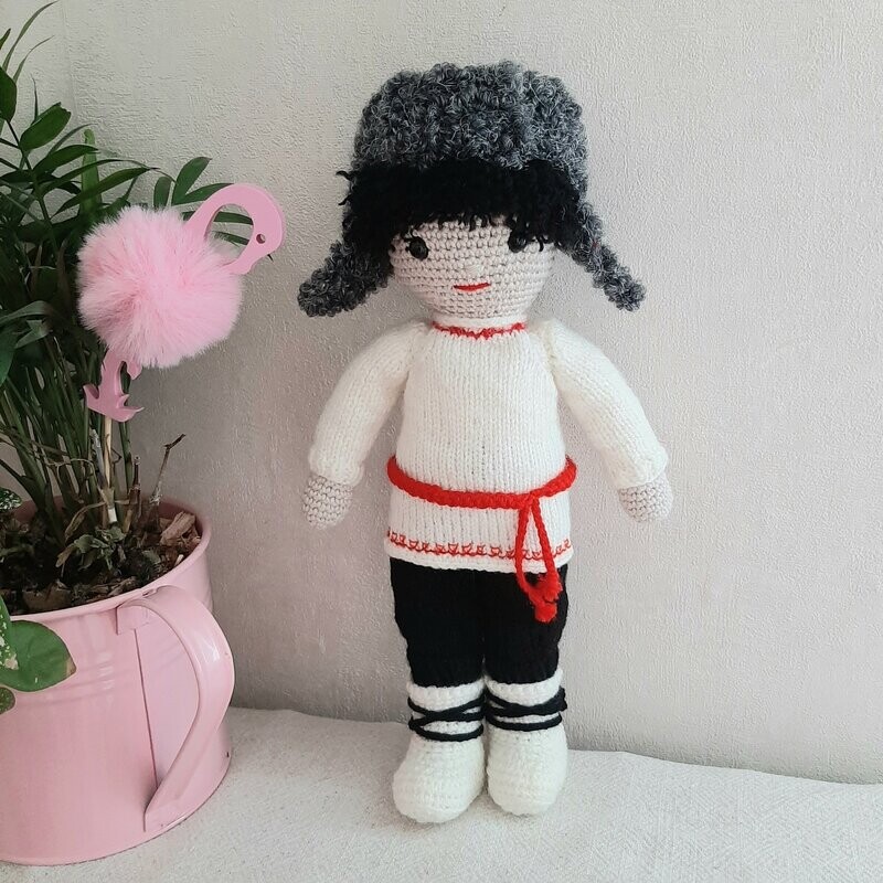 Poupée Slavy en chemise et toque