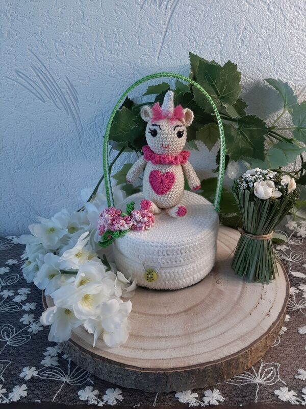 Licorne  rose et sa boîte