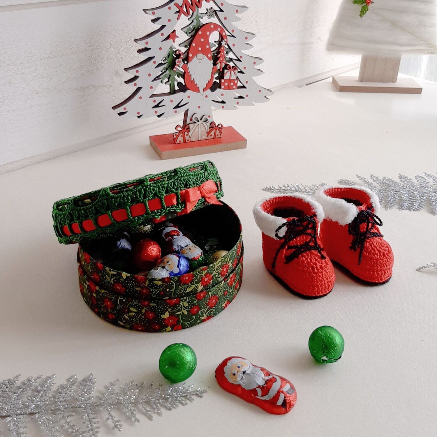 Bottes du Père Noël et  sa boite décorée:  Poinsettia