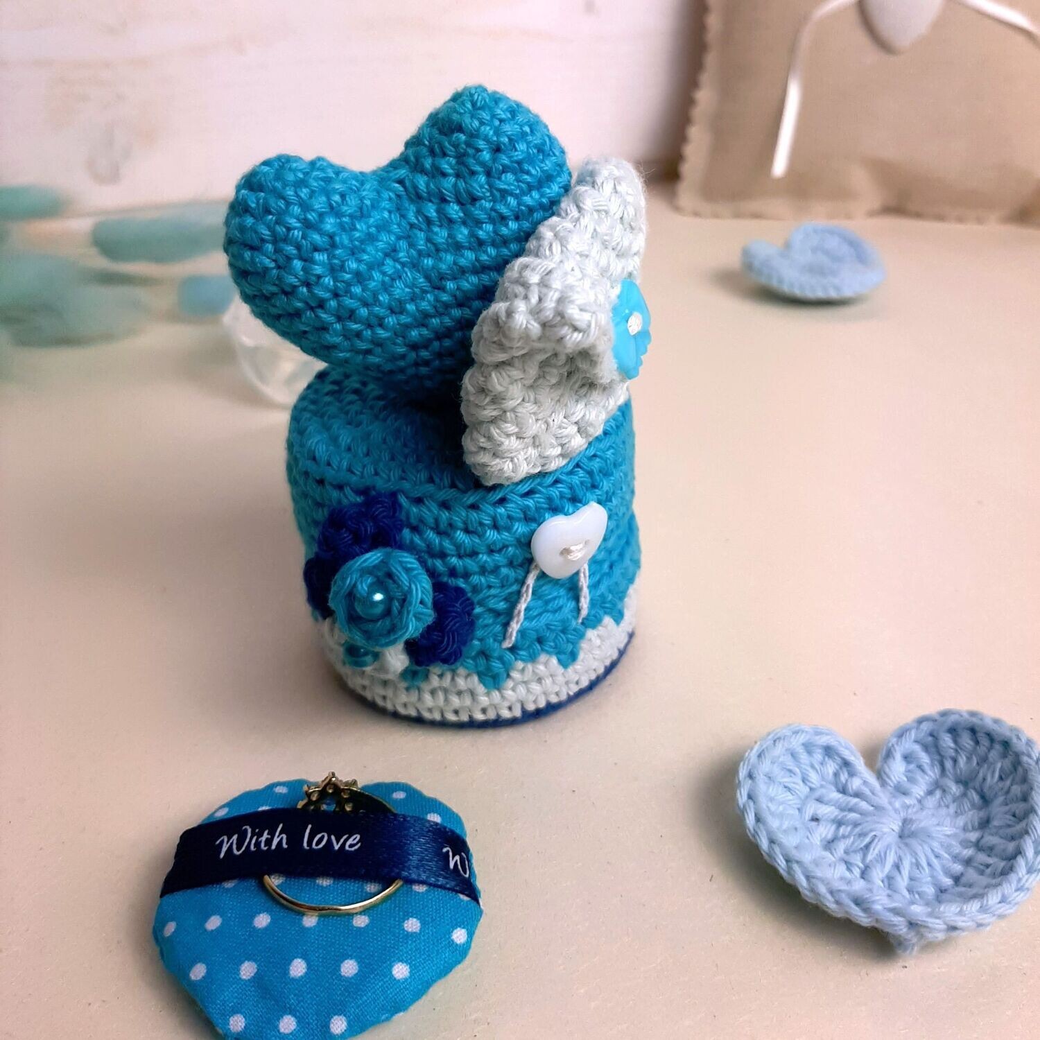 Cœur bleue et sa mini boite fermée par un bouton en forme de cœur, une petite enveloppe est délicatement posée à coté du cœur un message plié peut y être ajouté