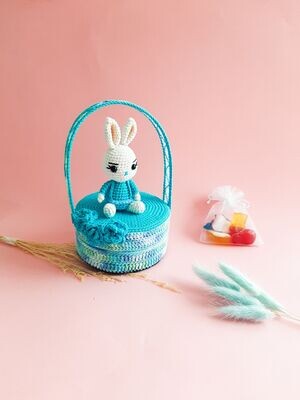 Lapin bleu et sa boîte décorée