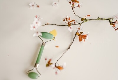 Facial roller with 2 size crystal stones