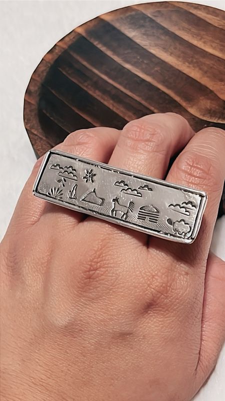 Story teller bar ring