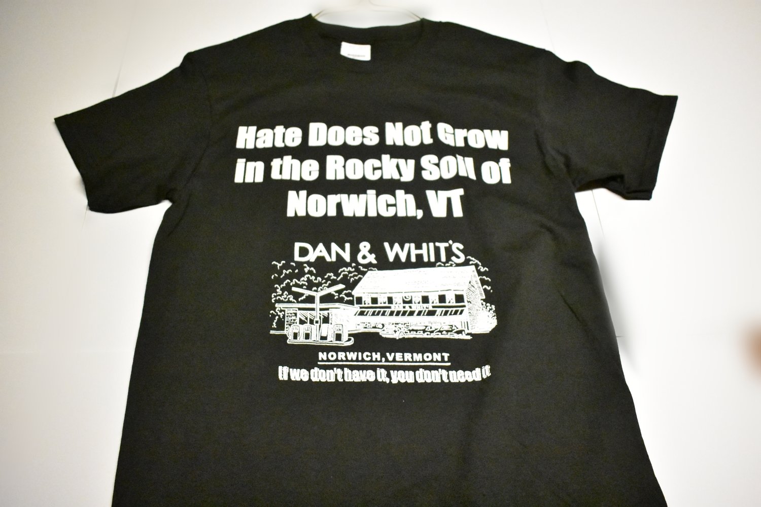 D&W Black T-shirt "Hate Does not grow"