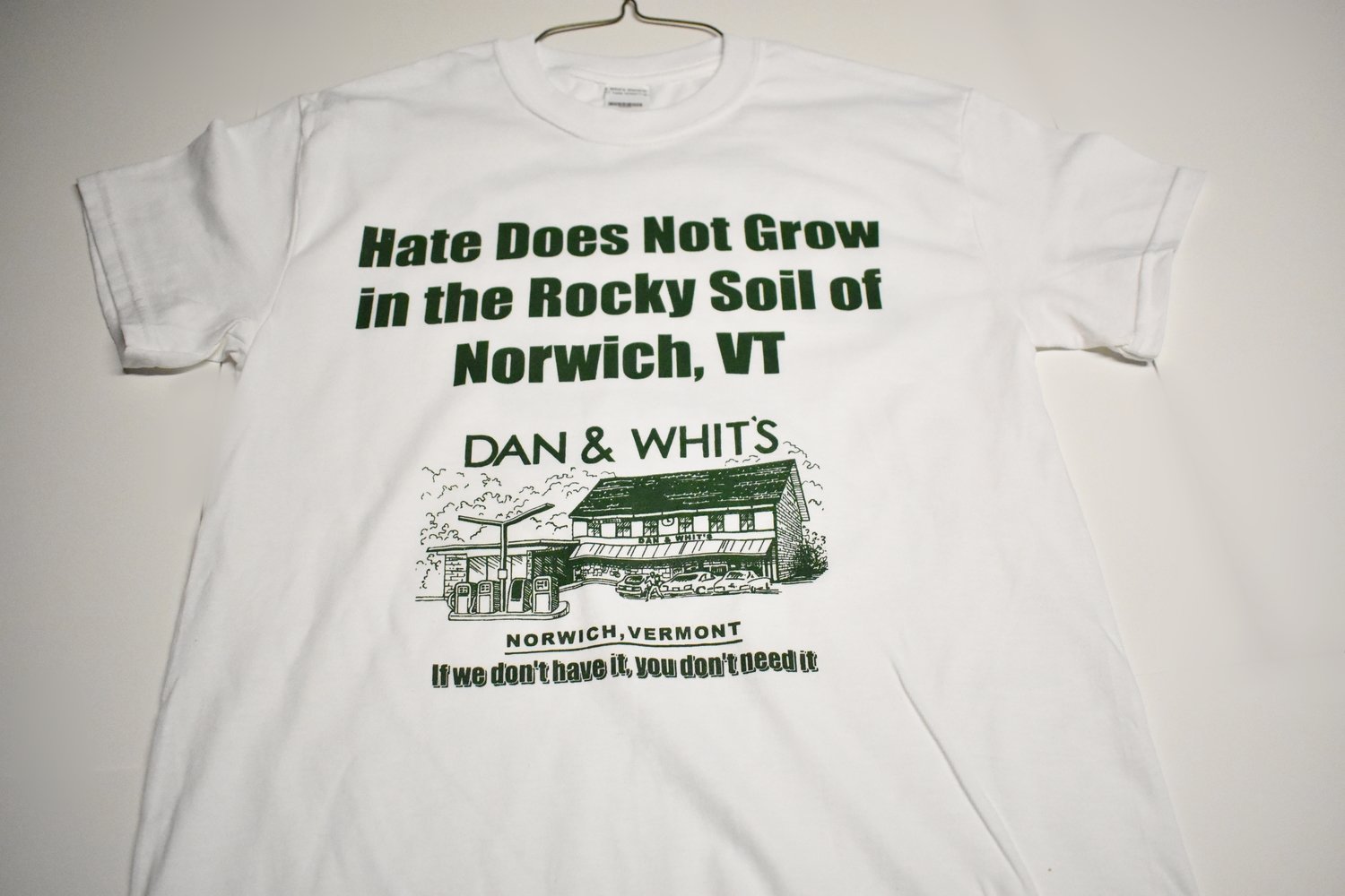 D&amp;W White T-shirt &quot;Hate Does not grow&quot;