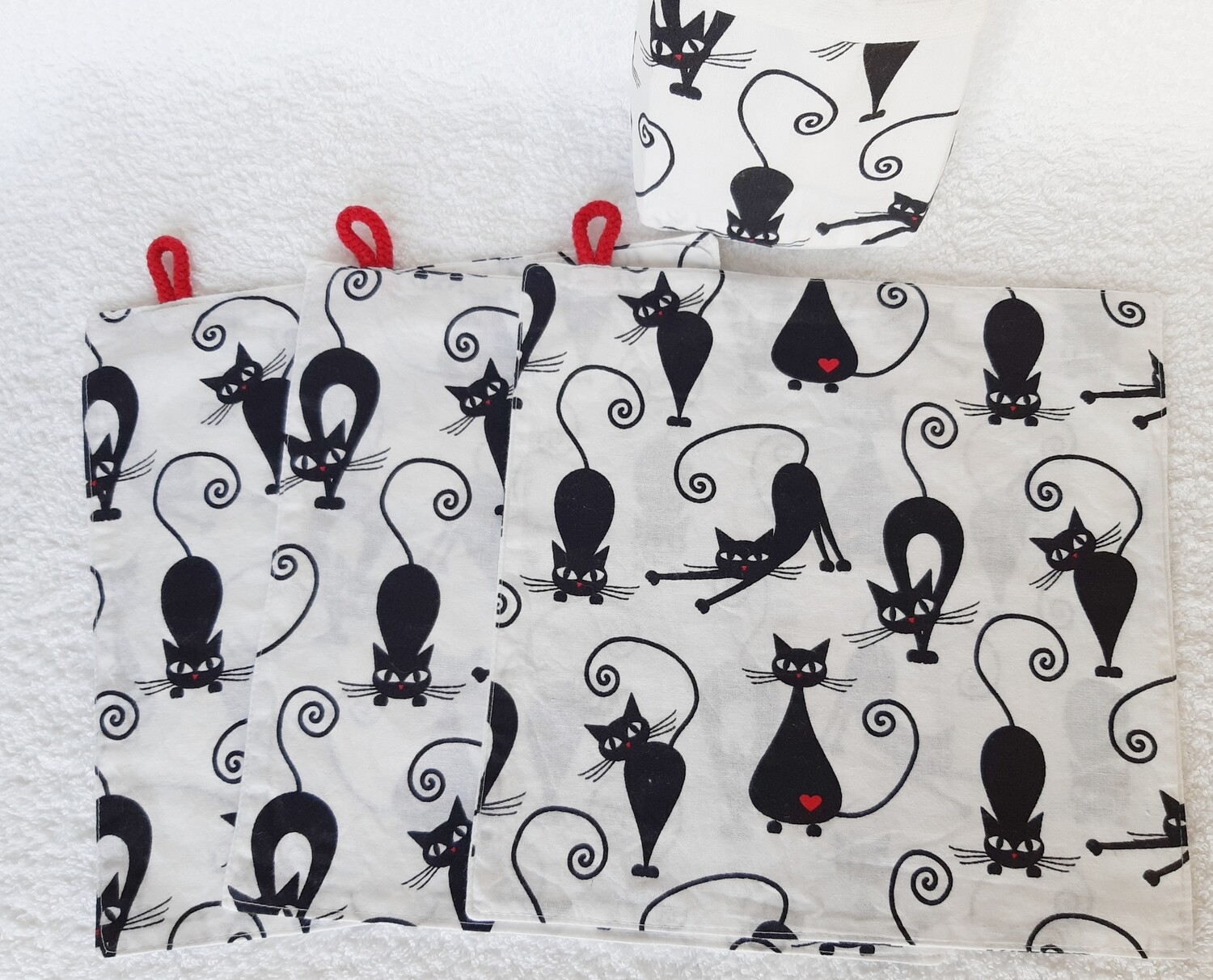 6 serviettes de table motif chat dans leur  panier de rangement Mistigri