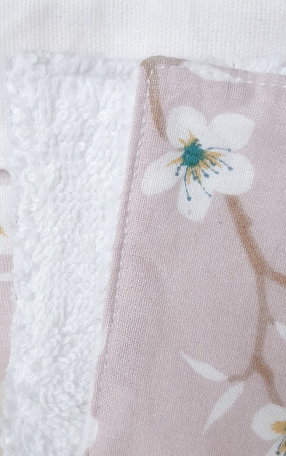 15 lingettes démaquillantes lavables Sakura dans leur panier de rangement