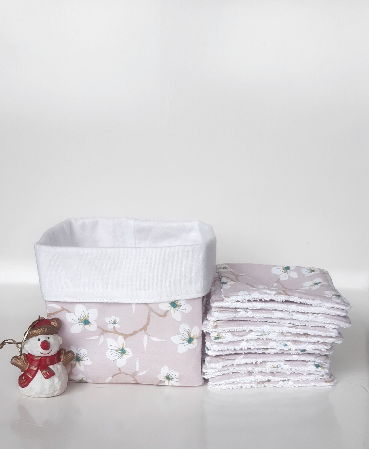 15 lingettes démaquillantes lavables Sakura dans leur panier de rangement