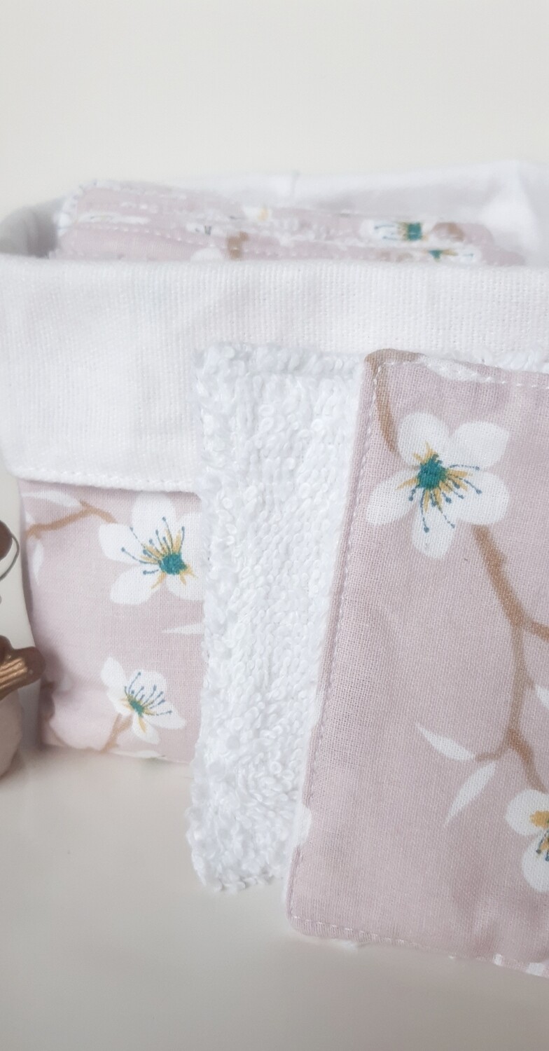 15 lingettes démaquillantes lavables Sakura dans leur panier de rangement
