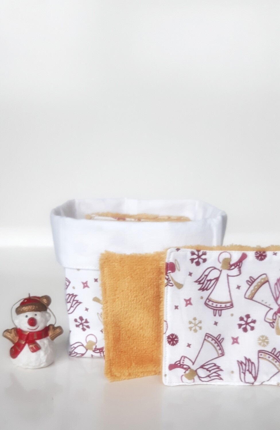Texture et couleur des lingettes lavables  – face en coton coloré et face en éponge de bambou douce