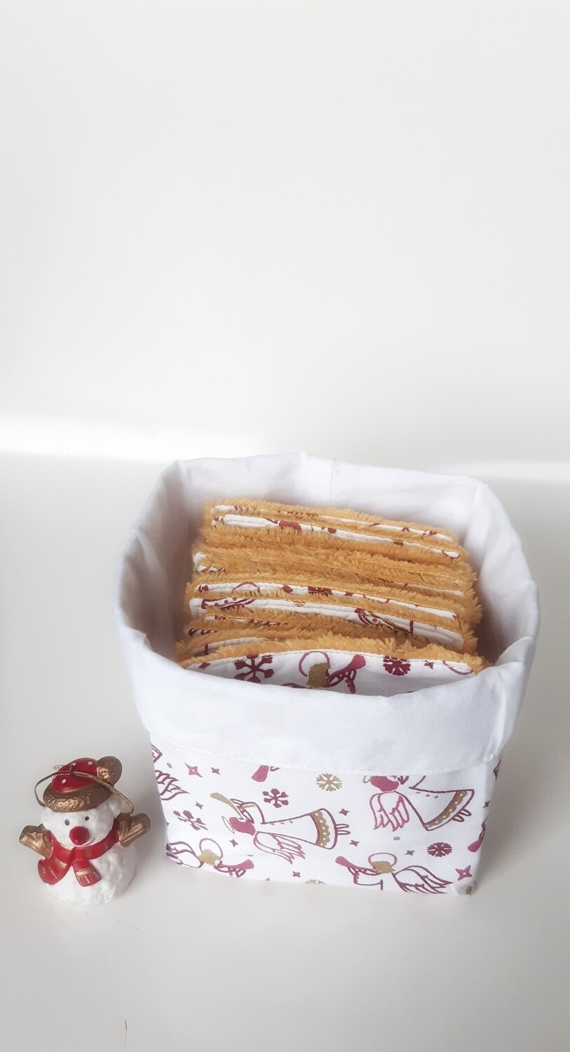 Panier textile fait main rempli de lingettes lavables en coton et bambou