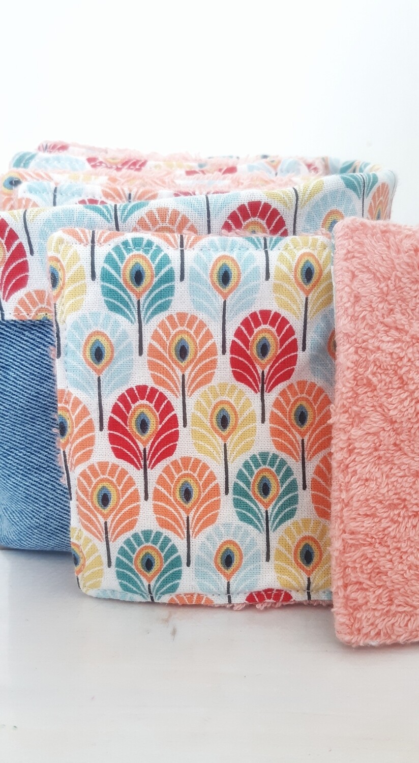 Zoom sur la couture artisanale des lingettes  Taous et leurs couleurs – jean recyclé et coton paon
