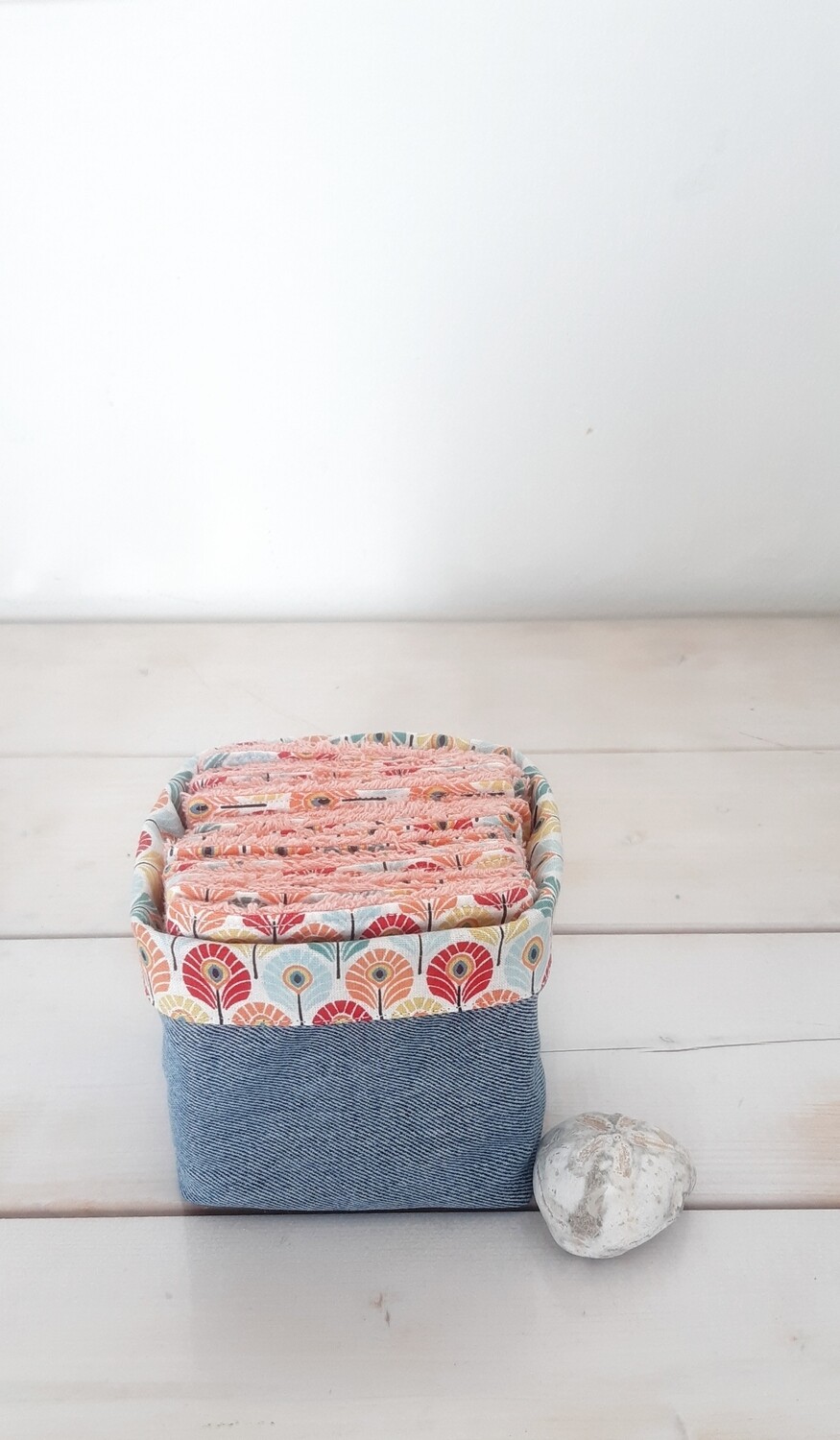 lingettes lavables motif paon et éponge corail rangée dans leur panier en jean recyclé - vue de haut