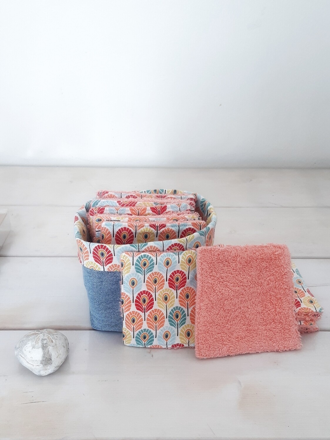 Texture des lingettes Taous – coton à motif paon et éponge corail pepsy