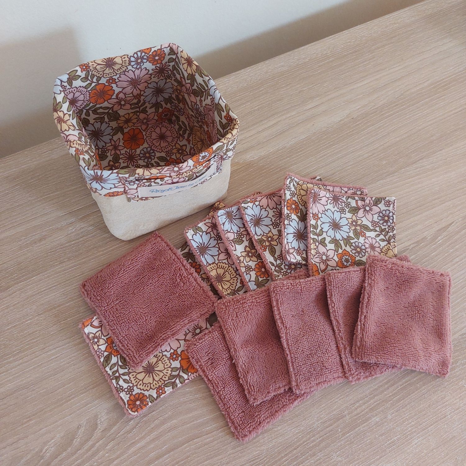 13 lingettes lavables dans leur panier en jean recyclé : Anne