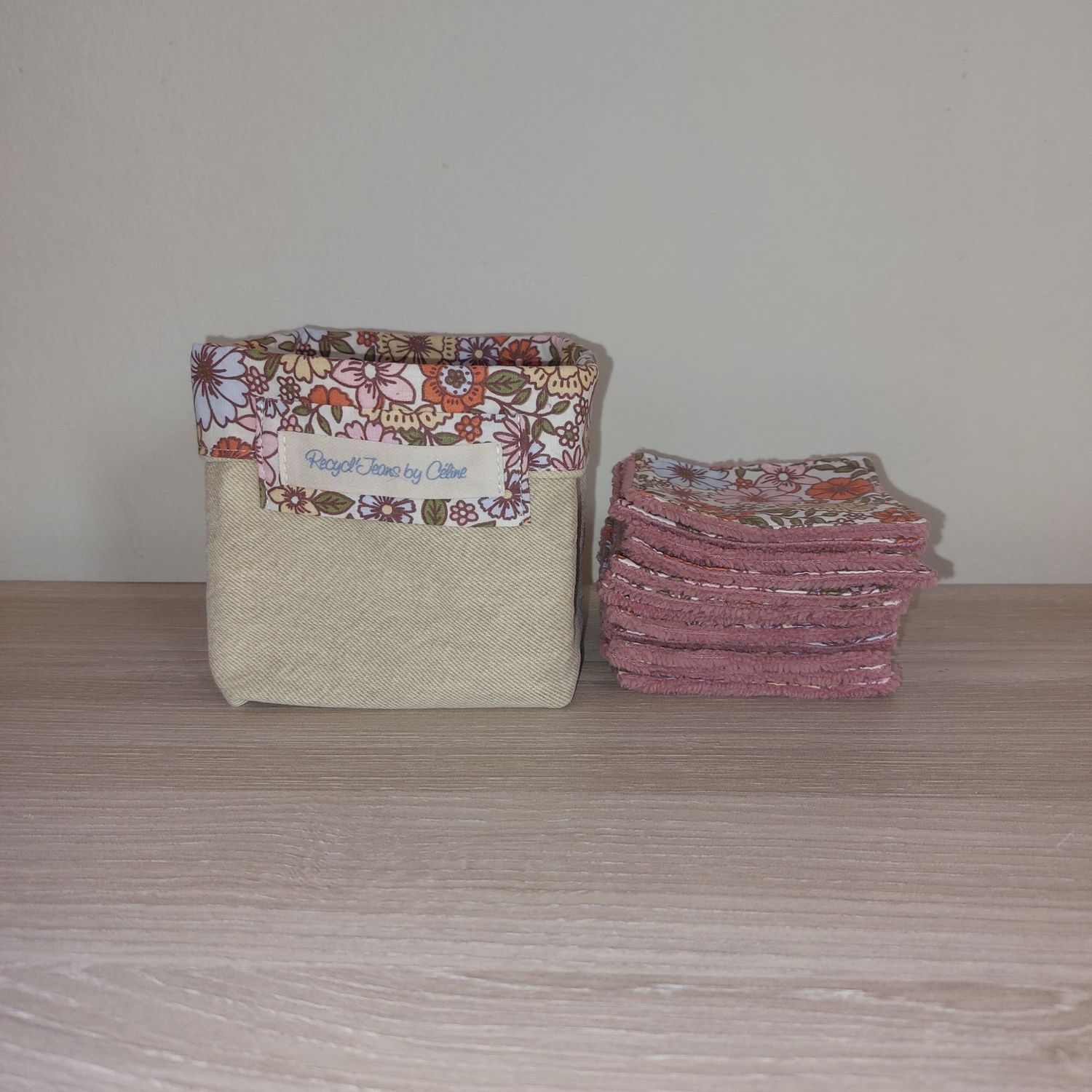 13 lingettes lavables dans leur panier en jean recyclé : Anne