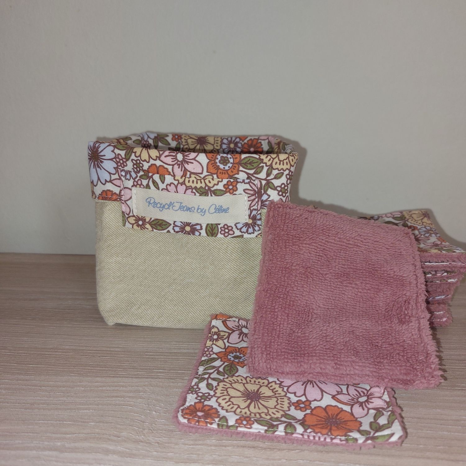 13 lingettes lavables dans leur panier en jean recyclé : Anne