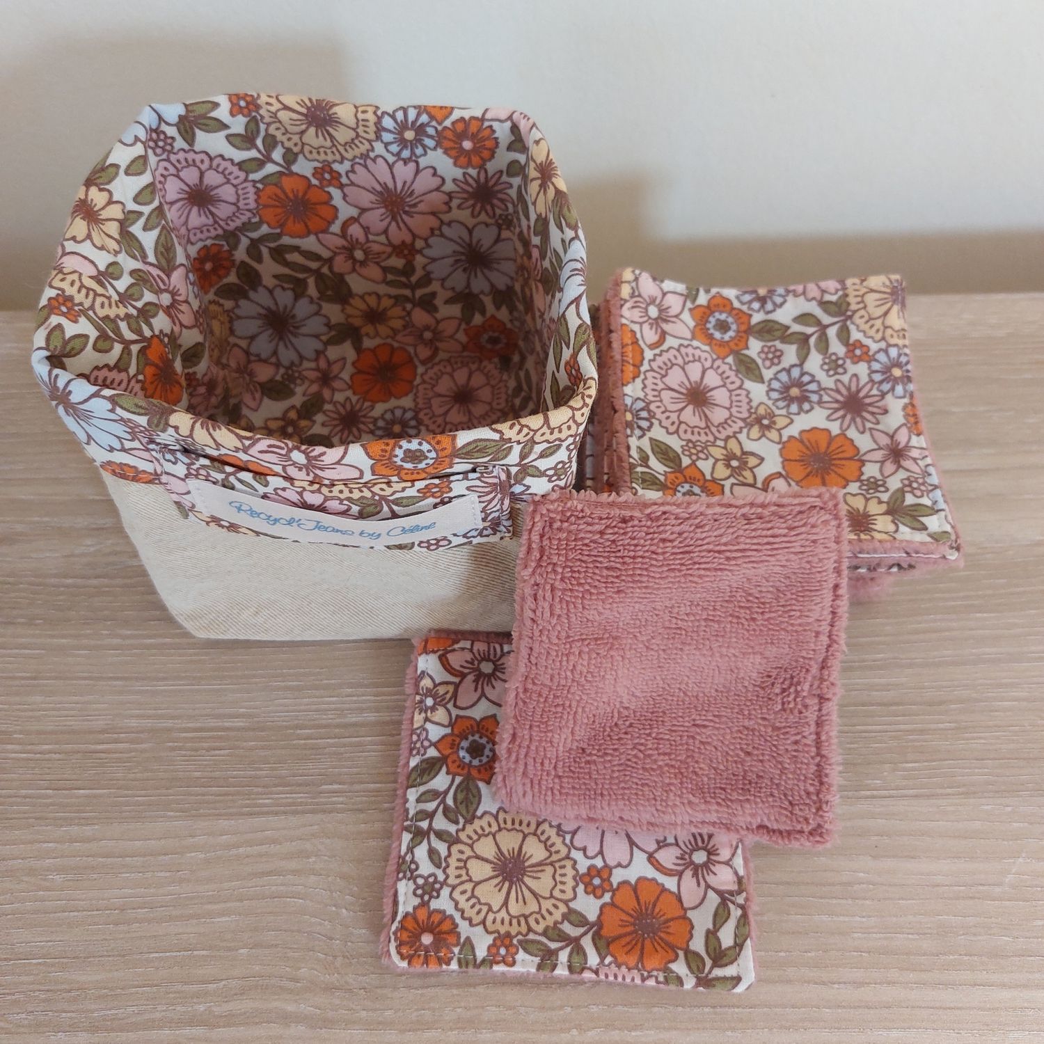 13 lingettes lavables dans leur panier en jean recyclé : Anne