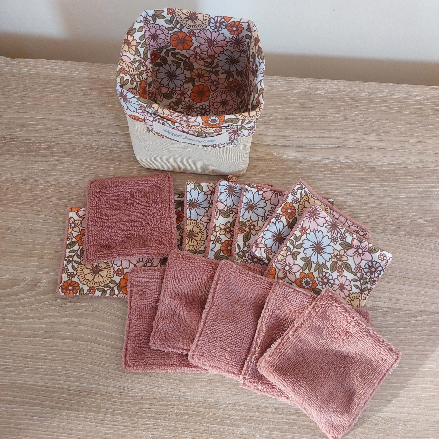 13 lingettes lavables dans leur panier en jean recyclé : Anne