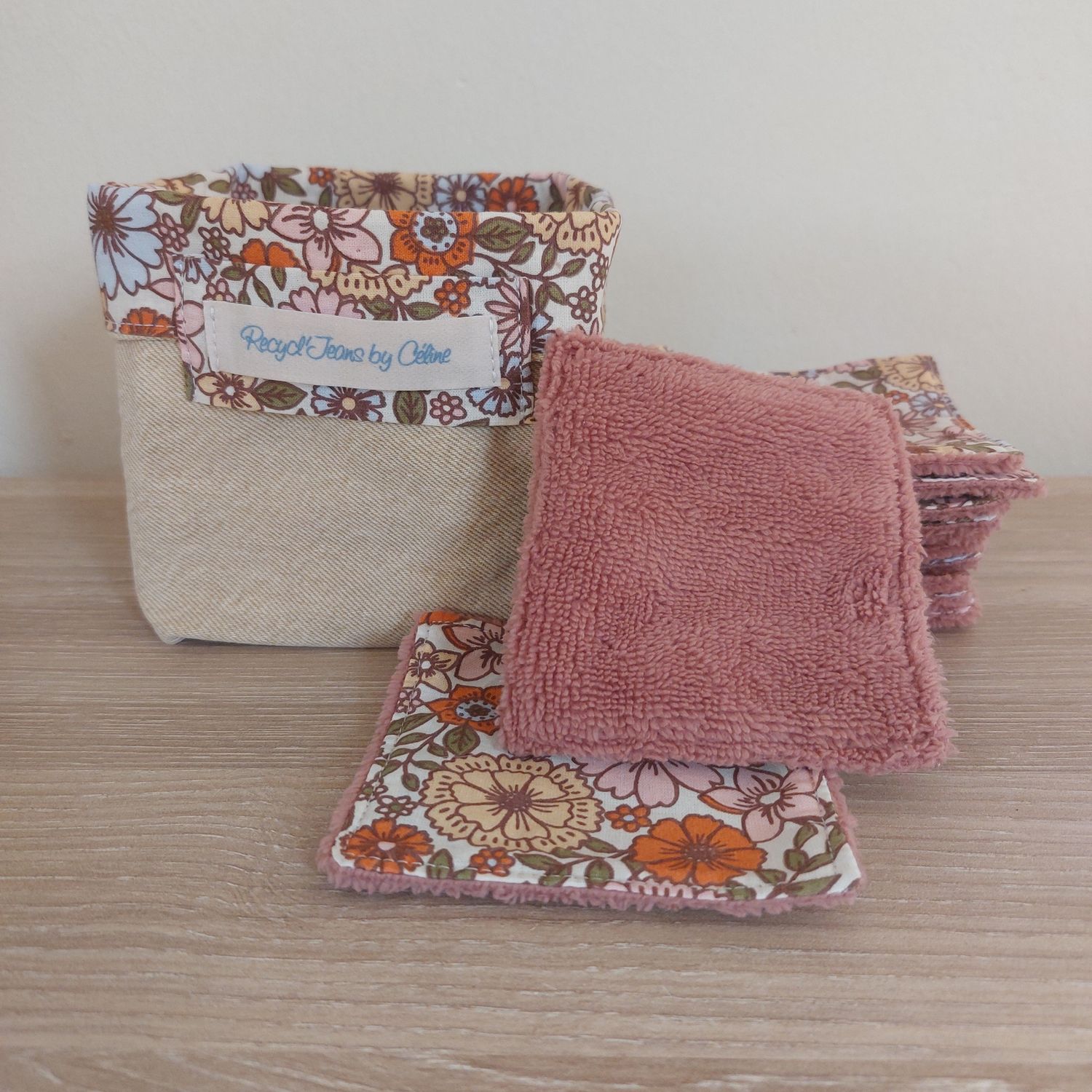 13 lingettes lavables dans leur panier en jean recyclé : Anne