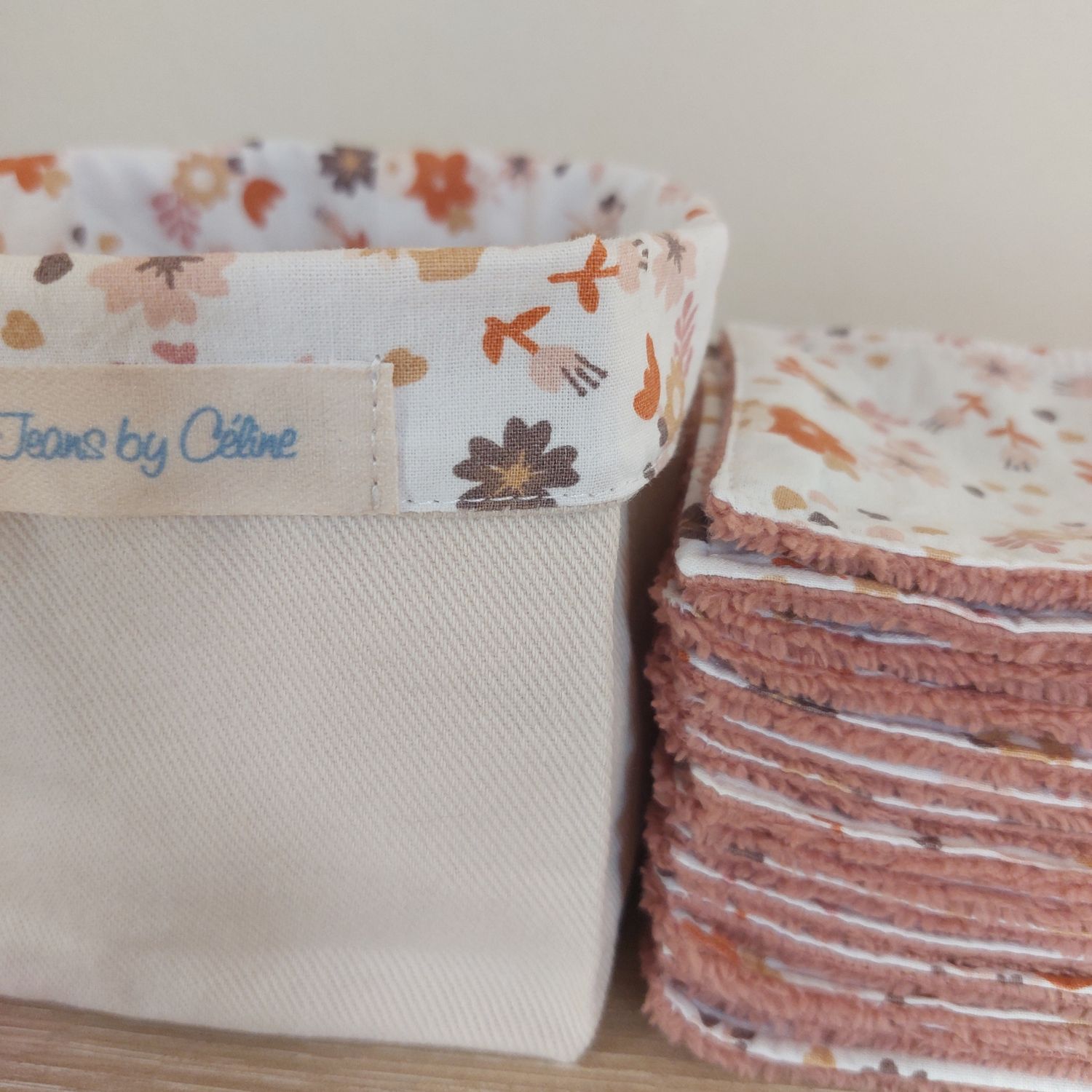 Zoom sur les finitions artisanale du panier Ollie – jean fluide blanc crème et tissu fleuri pastel
