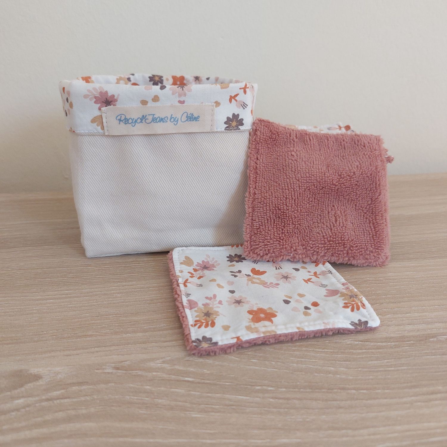 Panier Ollie en jean recyclé blanc crème et ses 15 lingettes lavables en coton fleuri et bambou vieux rose 
