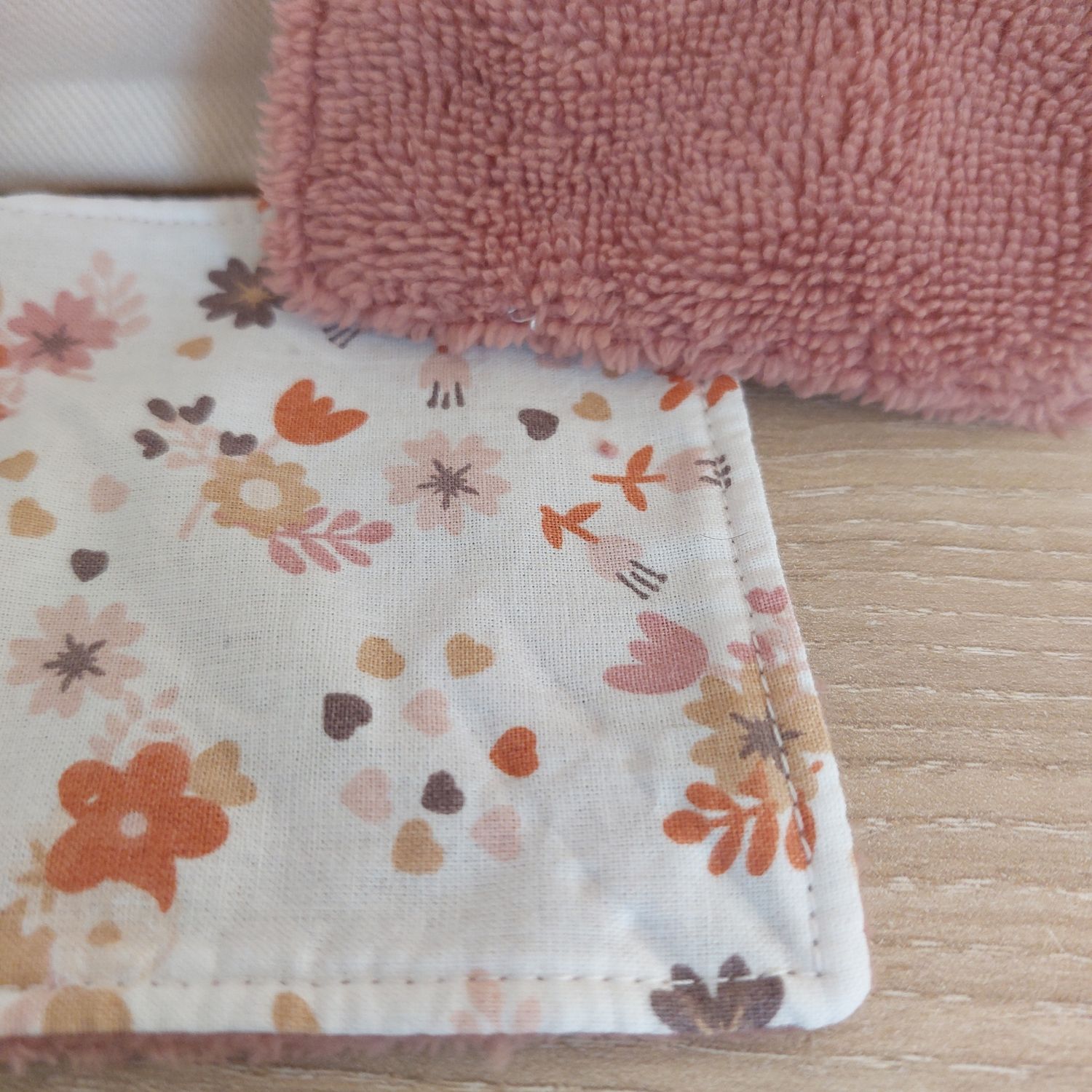 Détails sur les finitions couture, le motifs et les couleurs des lingettes lavables et réutilisables Ollie
