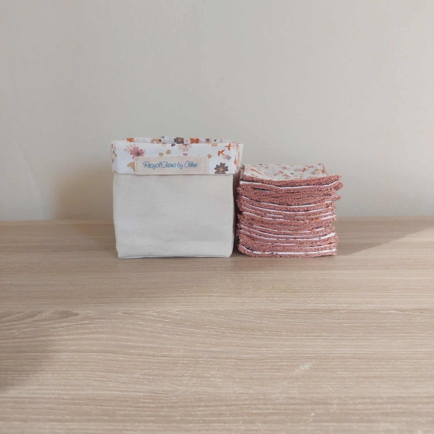 Panier Ollie en jean recyclé blanc crème et ses 15 lingettes lavables en coton fleuri et bambou vieux rose rangées à côté