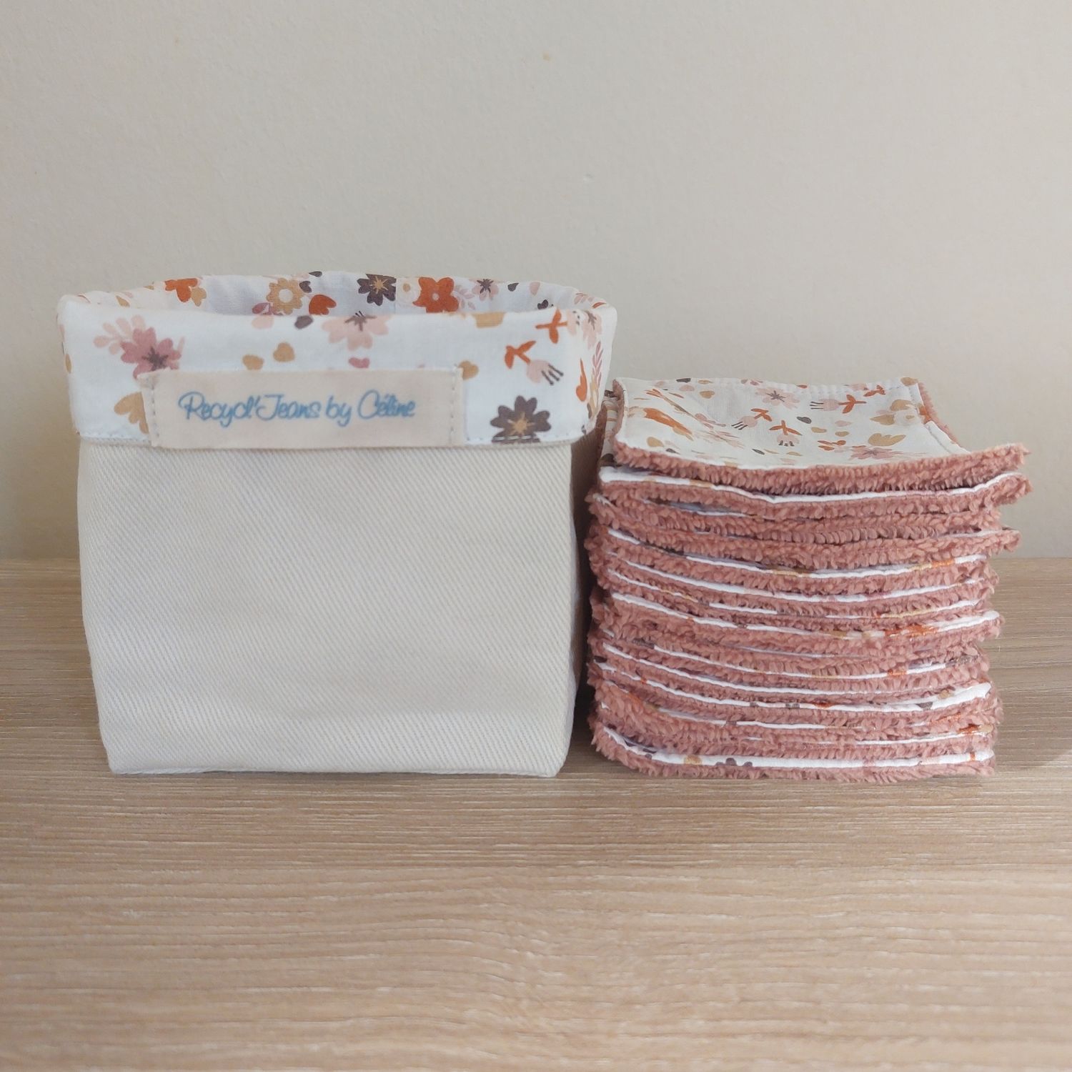 Panier Ollie en jean recyclé blanc crème et ses 15 lingettes lavables en coton fleuri et bambou vieux rose rangées à côté