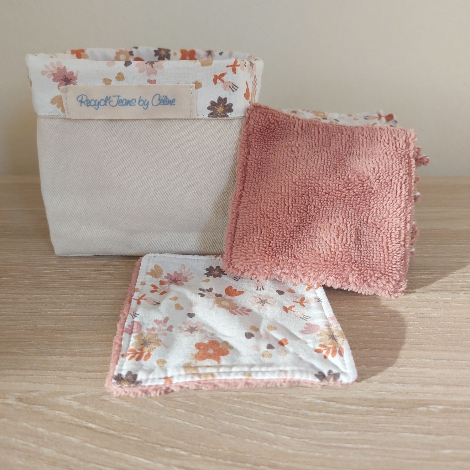 Panier Ollie en jean recyclé blanc crème et ses 15 lingettes lavables en coton fleuri et bambou vieux rose zoom motif