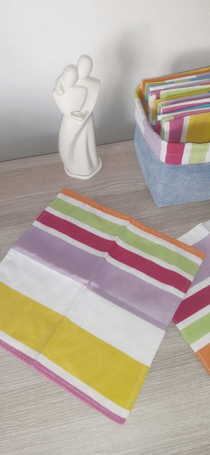 Panier Rainbow en jean recyclé brut et ses 21 serviettes lavables à rayures arc-en-ciel dépliées