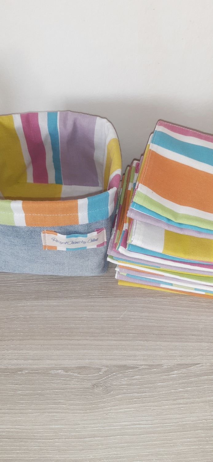 Panier Rainbow en jean recyclé brut et ses 21 serviettes lavables à rayures arc-en-ciel - détailx couleurs et finitions 