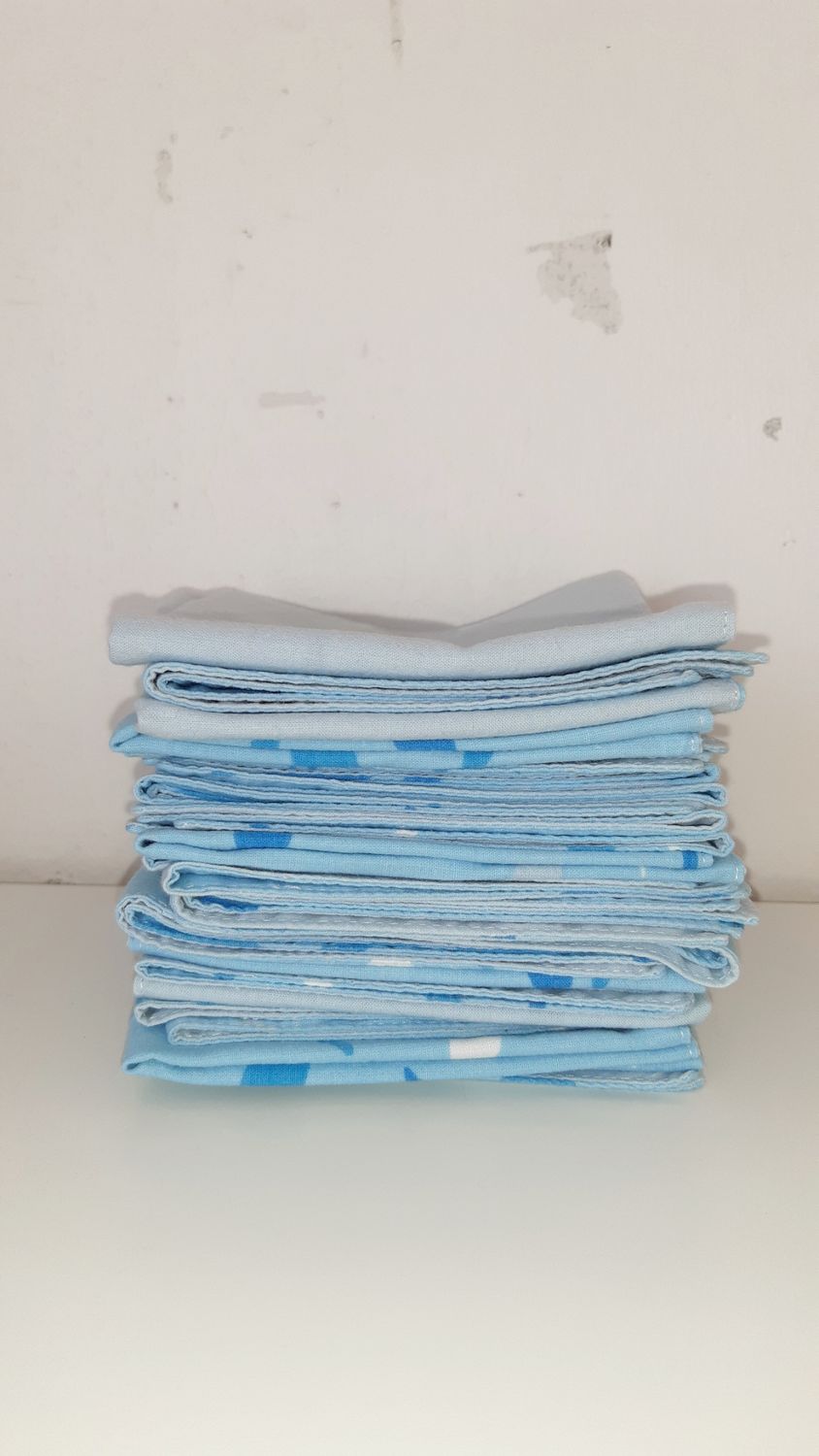 Serviettes Blue pliées et empilées – lot de 20 serviettes lavables en textile revalorisé