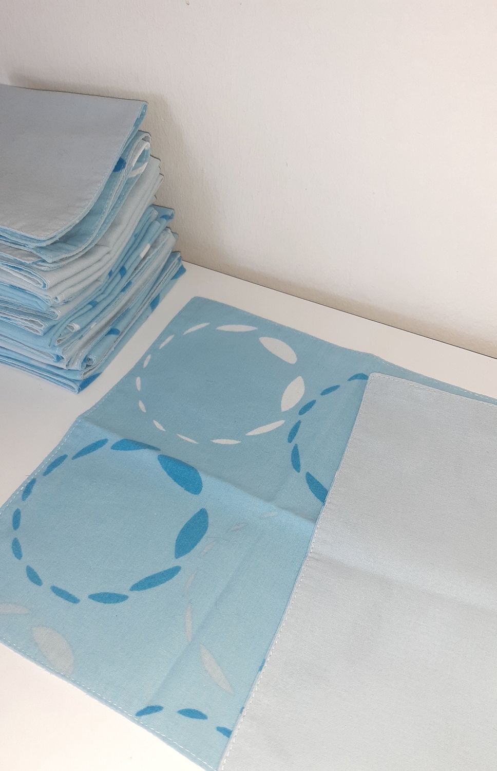Serviettes Blue dépliées – coton revalorisé à motifs géométriques bleus et blancs