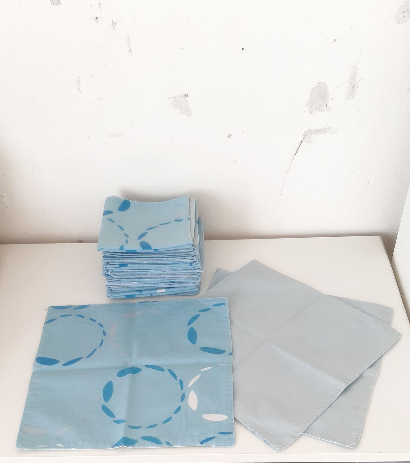 Serviettes Blue dépliées – coton revalorisé à motifs géométriques bleus et blancs