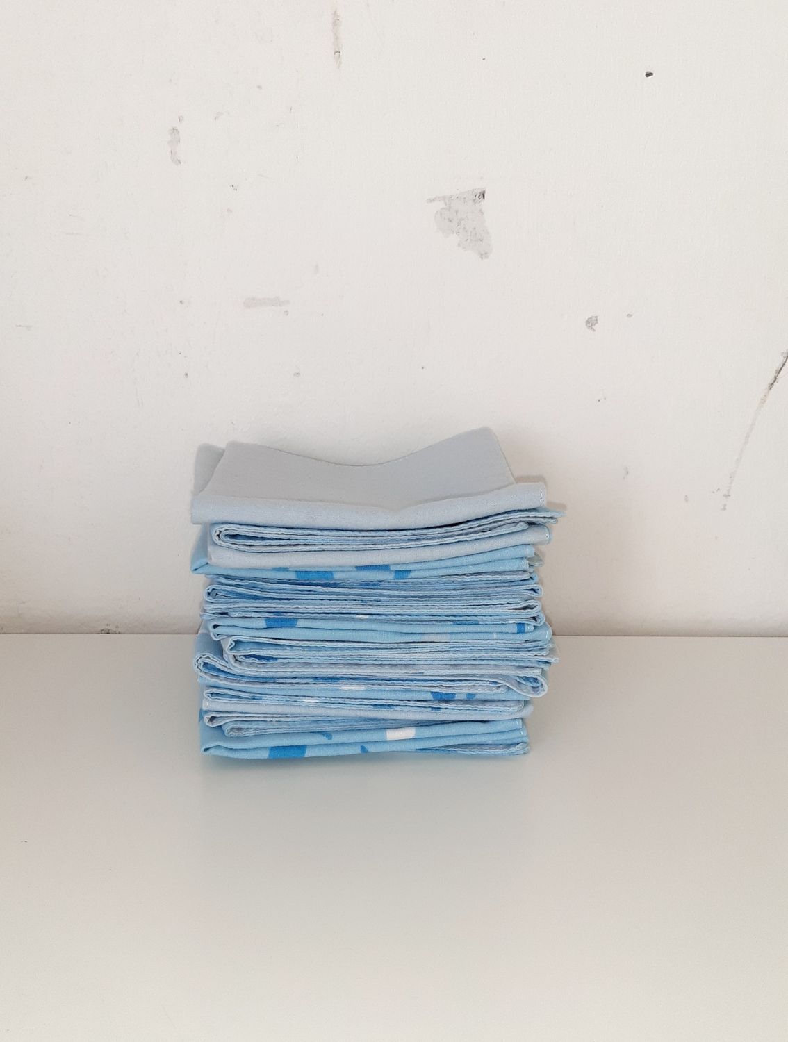 Serviettes Blue pliées et empilées – lot de 20 serviettes lavables en textile revalorisé