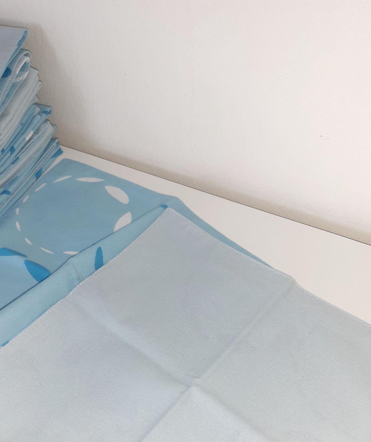 Serviettes Blue dépliées– lot de 20 serviettes lavables en textile revalorisé - détails finitions couture et couleurs
