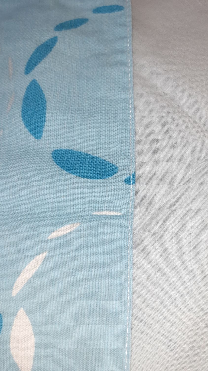Serviettes Blue dépliées– lot de 20 serviettes lavables en textile revalorisé - détails finitions couture et couleurs