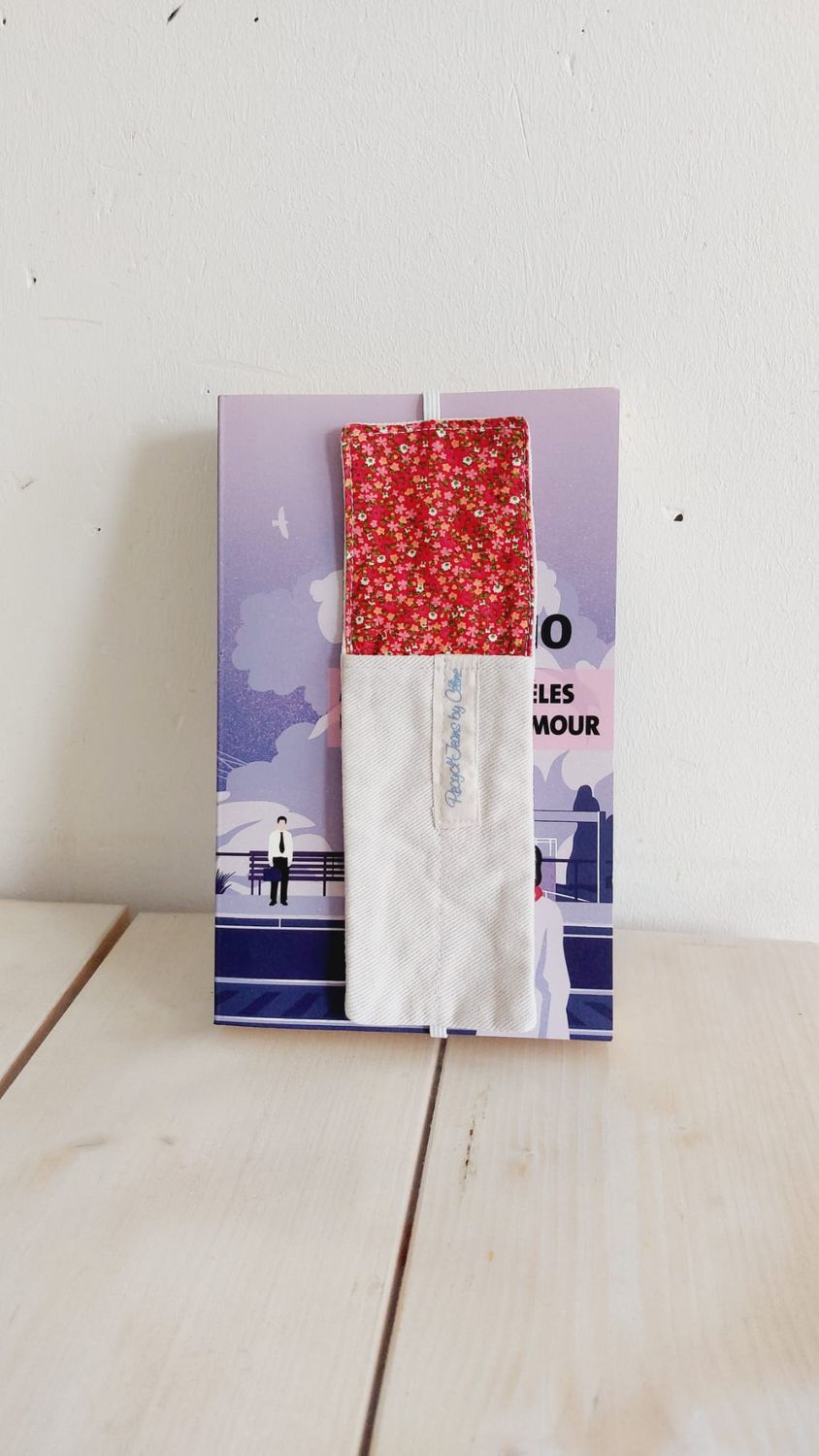 Marque-page Coquelia en place dans un livre ouvert, avec élastique fixé