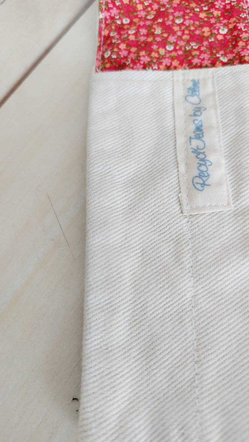 Marque-page coquelia - zoom couleur et détails du jean recyclé blanc crème