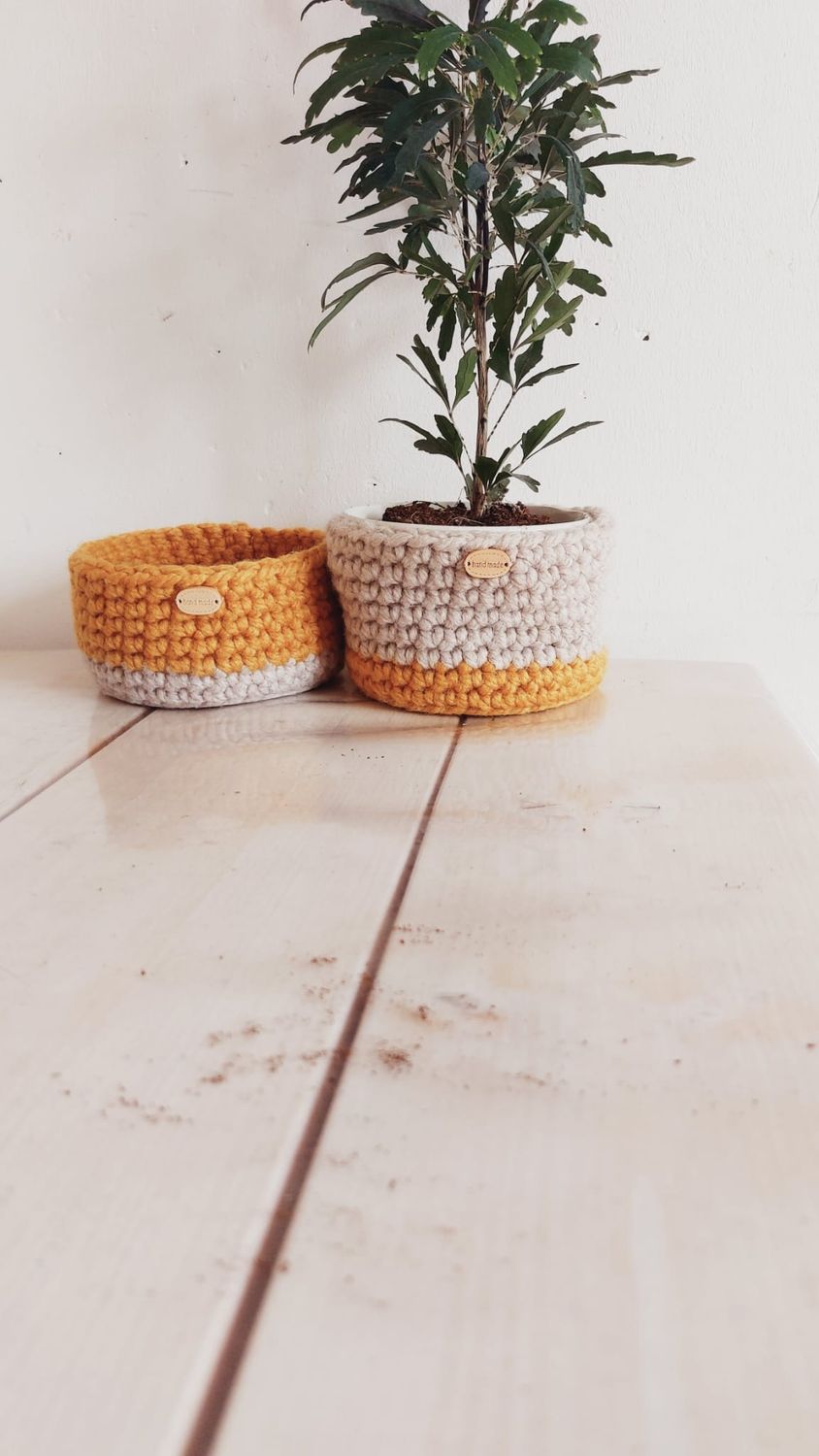 Panier crocheté Ambréa crocheté à la main utilisé comme cache-pot avec plante verte