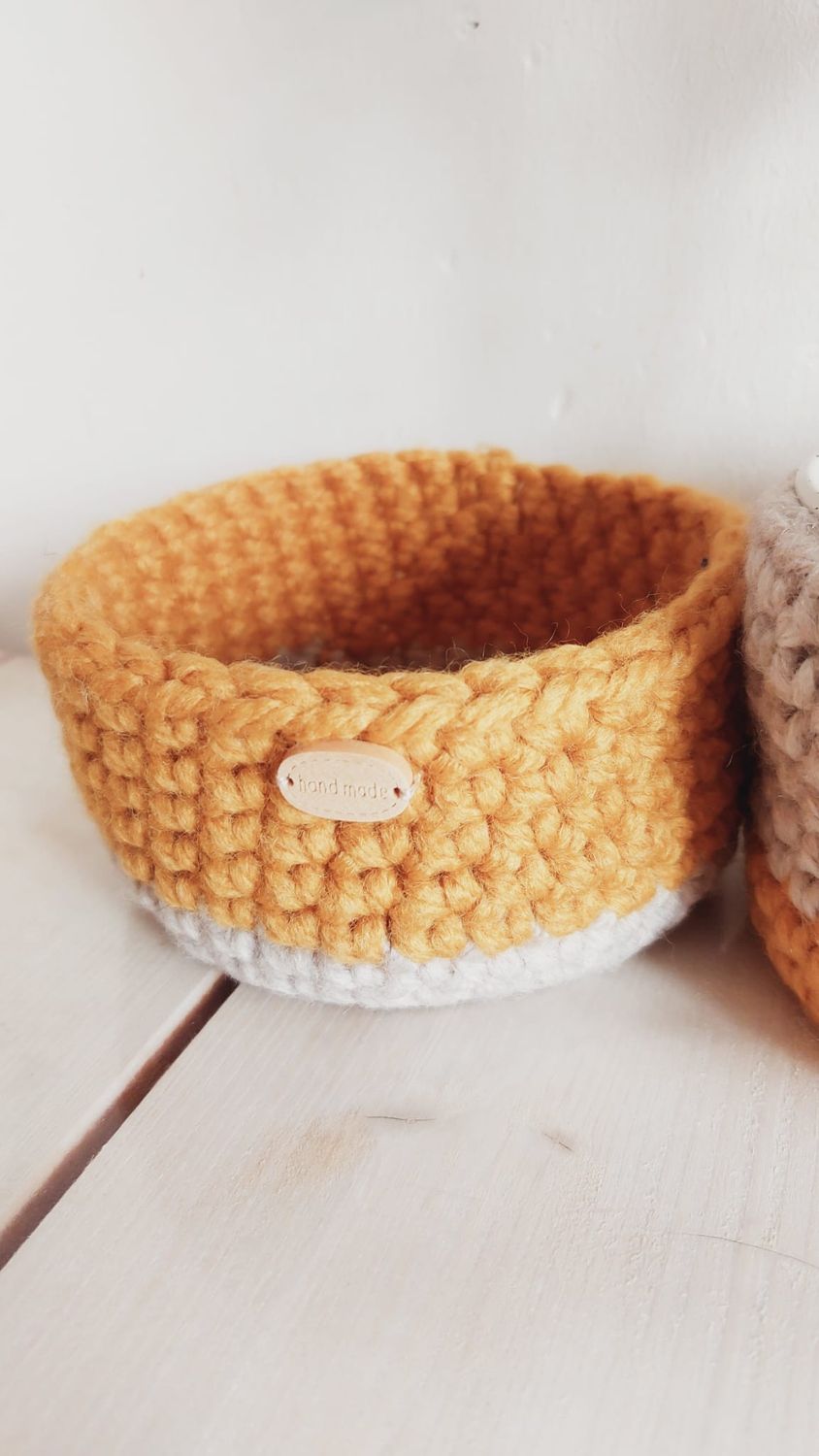 Détail extérieur du panier Ambréa fait main au crochet avec bouton “hand made” en bois