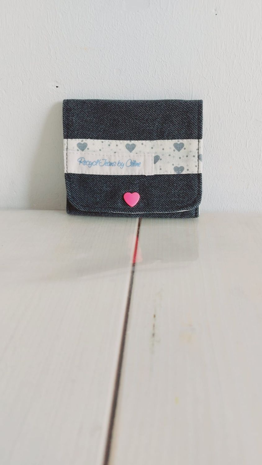 Porte-monnaie Maïna en jean recyclé noir délavé, pression cœur rose vif