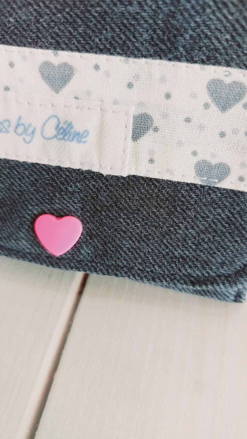 Porte-monnaie Maïna en jean recyclé - détail bouton pression rose vif en forme de cœur sur le rabat