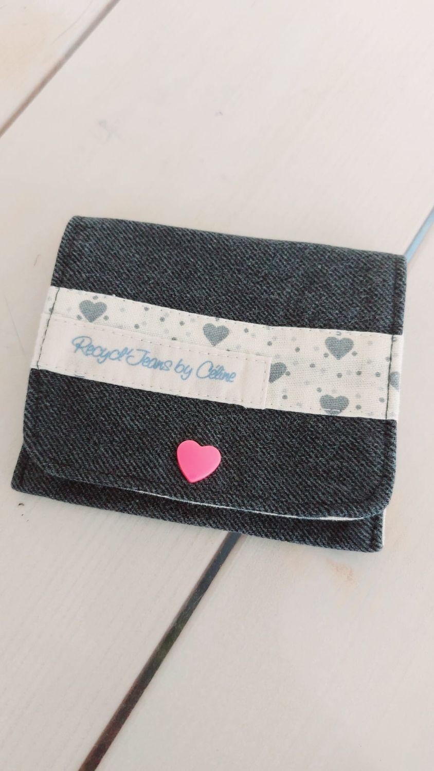 Porte-monnaie Maïna en jean recyclé noir délavé, pression cœur rose vif